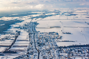 Saarstraße en hiver avec de la neige à Kandel dans le département Rhénanie-Palatinat, Allemagne hors des airs