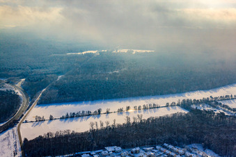 Vue aérienne de Otterbachtal à la piscine extérieure en hiver avec de la neige à Kandel dans le département Rhénanie-Palatinat, Allemagne