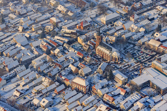 Vue oblique de Marché de Noël à Plätzl et autour de l'église Saint-Georges sous la neige à Kandel dans le département Rhénanie-Palatinat, Allemagne