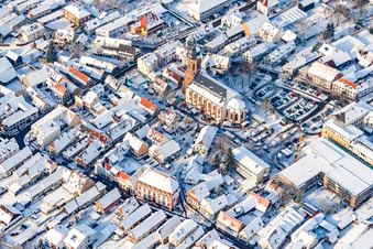 Marché de Noël à Plätzl et autour de l'église Saint-Georges sous la neige à Kandel dans le département Rhénanie-Palatinat, Allemagne d'en haut