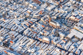 Rue principale en hiver avec de la neige à Kandel dans le département Rhénanie-Palatinat, Allemagne vue du ciel