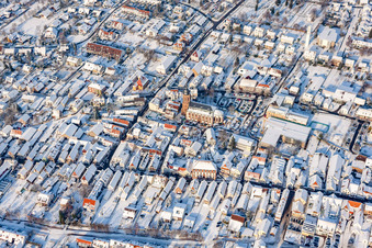 Enregistrement par drone de Rue principale en hiver avec de la neige à Kandel dans le département Rhénanie-Palatinat, Allemagne