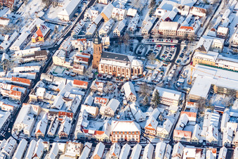 Marché de Noël à Plätzl et autour de l'église Saint-Georges sous la neige à Kandel dans le département Rhénanie-Palatinat, Allemagne hors des airs
