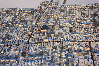 Marché de Noël sur la Plätzl et autour de l'église Saint-Georges à Kandel dans le département Rhénanie-Palatinat, Allemagne hors des airs