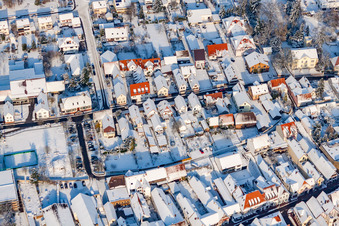 Vue aérienne de Market Street en hiver avec de la neige à Kandel dans le département Rhénanie-Palatinat, Allemagne