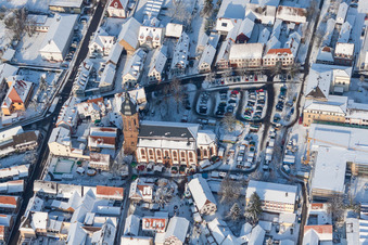 Vue aérienne de Vue aérienne hivernale de la zone événementielle du marché de Noël « Kandeler Christkindl-Markt » et des cabanes de vente et des stands sur la place du marché autour de l'église Saint-Georges à Kandel dans le département Rhénanie-Palatinat, Allemagne