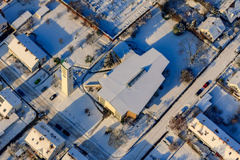 Vue aérienne de Église catholique Saint-Pie en hiver sous la neige à Kandel dans le département Rhénanie-Palatinat, Allemagne