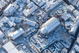 Vue aérienne de Vue aérienne hivernale de la zone événementielle du marché de Noël « Kandeler Christkindl-Markt » et des cabanes de vente et des stands sur la place du marché autour de l'église Saint-Georges à Kandel dans le département Rhénanie-Palatinat, Allemagne