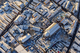 Vue aérienne de Marché de Noël autour de l'église Saint-Georges en hiver sous la neige à Kandel dans le département Rhénanie-Palatinat, Allemagne