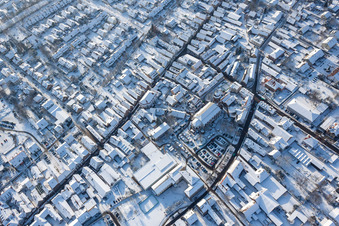 Vue aérienne de Vue aérienne hivernale de la zone événementielle du marché de Noël « Kandeler Christkindl-Markt » et des cabanes de vente et des stands sur la place du marché autour de l'église Saint-Georges à Kandel dans le département Rhénanie-Palatinat, Allemagne