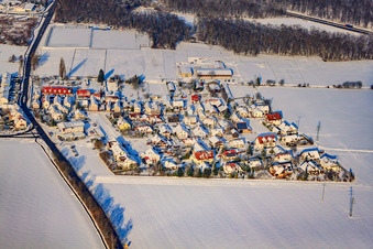 Vue aérienne de Voie romaine en hiver avec neige à le quartier Minderslachen in Kandel dans le département Rhénanie-Palatinat, Allemagne