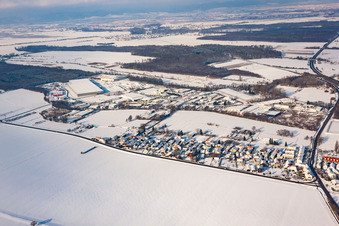 Vue aérienne de En hiver quand il y a de la neige à le quartier Minderslachen in Kandel dans le département Rhénanie-Palatinat, Allemagne