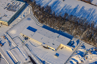 Vue aérienne de Thermo Fisher en hiver sous la neige à le quartier Minderslachen in Kandel dans le département Rhénanie-Palatinat, Allemagne