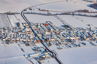 Vue aérienne de Du sud-ouest en hiver quand il y a de la neige à Erlenbach bei Kandel dans le département Rhénanie-Palatinat, Allemagne
