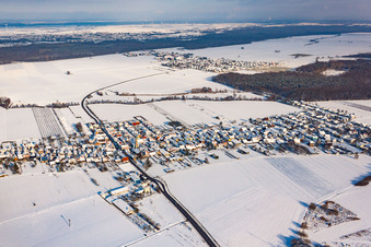 Vue aérienne de Du sud-ouest en hiver quand il y a de la neige à Erlenbach bei Kandel dans le département Rhénanie-Palatinat, Allemagne