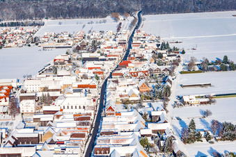 Vue aérienne de En hiver quand il y a de la neige à le quartier Hayna in Herxheim bei Landau dans le département Rhénanie-Palatinat, Allemagne