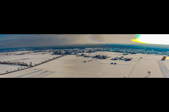 Vue aérienne de Panorama du village vu du nord en hiver avec de la neige à Hatzenbühl dans le département Rhénanie-Palatinat, Allemagne