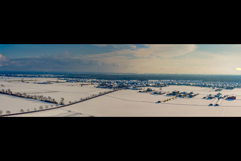 Vue aérienne de Panorama du village vu du nord en hiver avec de la neige à Hatzenbühl dans le département Rhénanie-Palatinat, Allemagne
