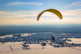 Vue aérienne de Parapente à moteur survolant le village enneigé Hatzenbühl à Hatzenbühl dans le département Rhénanie-Palatinat, Allemagne