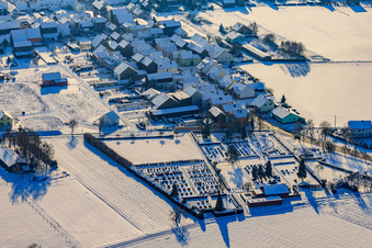 Vue aérienne de Cimetière en hiver avec de la neige à Hatzenbühl dans le département Rhénanie-Palatinat, Allemagne