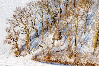 Vue aérienne de Marienkapelle en hiver avec de la neige à le quartier Hayna in Herxheim bei Landau dans le département Rhénanie-Palatinat, Allemagne