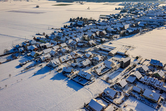 Vue aérienne de À Geiersching en hiver/neige à le quartier Hayna in Herxheim bei Landau dans le département Rhénanie-Palatinat, Allemagne