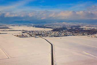 Vue aérienne de Vue de la ville en hiver avec de la neige depuis l'est à Steinweiler dans le département Rhénanie-Palatinat, Allemagne