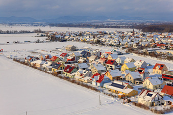 Vue aérienne de Sentier de l'Érable en hiver avec de la neige à Steinweiler dans le département Rhénanie-Palatinat, Allemagne