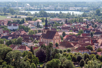 Vue aérienne de Église de la Trinité de Lauterbourg dans le vieux centre-ville à le quartier Neulauterburg in Lauterbourg dans le département Bas Rhin, France