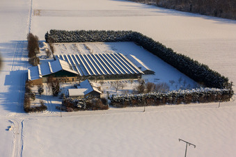 Vue aérienne de Sudetenhof en hiver avec de la neige à Steinweiler dans le département Rhénanie-Palatinat, Allemagne