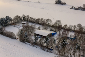Vue aérienne de Film école animalière Zimek, pension canine en hiver avec neige à Minfeld dans le département Rhénanie-Palatinat, Allemagne