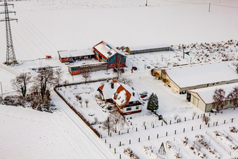 Photographie aérienne de Schoßberghof en hiver avec de la neige à Minfeld dans le département Rhénanie-Palatinat, Allemagne