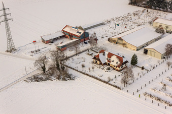 Vue oblique de Schoßberghof en hiver avec de la neige à Minfeld dans le département Rhénanie-Palatinat, Allemagne