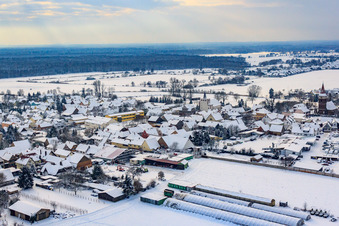 Vue aérienne de Vue du village en hiver avec de la neige à Minfeld dans le département Rhénanie-Palatinat, Allemagne