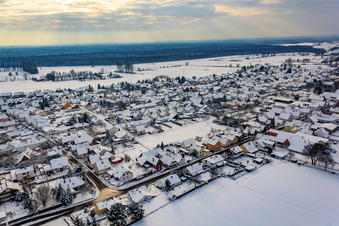 Vue aérienne de Rue principale en hiver avec de la neige à Minfeld dans le département Rhénanie-Palatinat, Allemagne
