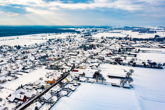Vue aérienne de En hiver quand il y a de la neige à Minfeld dans le département Rhénanie-Palatinat, Allemagne
