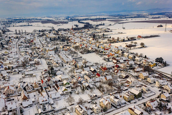 Vue aérienne de Vue du village depuis l'est en hiver avec de la neige à Minfeld dans le département Rhénanie-Palatinat, Allemagne