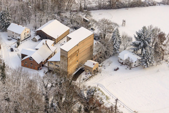 Vue aérienne de Hardtmühle en hiver avec de la neige à Kandel dans le département Rhénanie-Palatinat, Allemagne