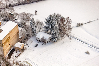 Vue aérienne de Hardtmühle en hiver avec de la neige à Kandel dans le département Rhénanie-Palatinat, Allemagne