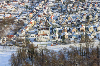 Vue aérienne de Elsässer Straße dans la neige en hiver à Kandel dans le département Rhénanie-Palatinat, Allemagne