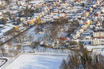 Vue aérienne de Étang aux cygnes et centre de jeunesse sous la neige en hiver à Kandel dans le département Rhénanie-Palatinat, Allemagne