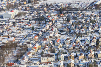 Vue aérienne de Haardtstraße dans la neige en hiver à Kandel dans le département Rhénanie-Palatinat, Allemagne