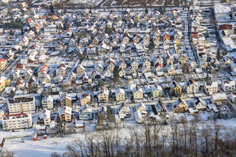 Vue aérienne de Elsässer Straße dans la neige en hiver à Kandel dans le département Rhénanie-Palatinat, Allemagne