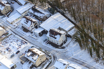Vue aérienne de Elsässerstraße Fa. Frey Sondermaschinen dans la neige en hiver à Kandel dans le département Rhénanie-Palatinat, Allemagne