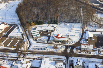Vue aérienne de Auto Bohlender GmbH & Co.KG Auto Bohlender GmbH & Co.KG dans la neige en hiver à Kandel dans le département Rhénanie-Palatinat, Allemagne