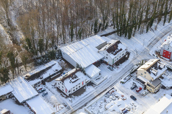 Photographie aérienne de Elsässerstraße Fa. Frey Sondermaschinen dans la neige en hiver à Kandel dans le département Rhénanie-Palatinat, Allemagne