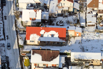 Vue aérienne de Route forestière enneigée en hiver à Kandel dans le département Rhénanie-Palatinat, Allemagne