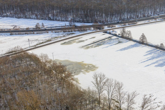 Vue aérienne de Prairie dans la vallée d'Otterbachtal sous la neige en hiver à Kandel dans le département Rhénanie-Palatinat, Allemagne