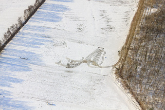 Vue aérienne de Traces de tracteur sur une prairie dans la vallée d'Otterbachtal sous la neige en hiver à Kandel dans le département Rhénanie-Palatinat, Allemagne