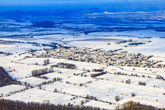 Vue aérienne de Vue du village depuis le sud-est sous la neige en hiver à Minfeld dans le département Rhénanie-Palatinat, Allemagne